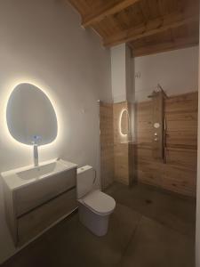 Koupelna v ubytování Forest House Oku