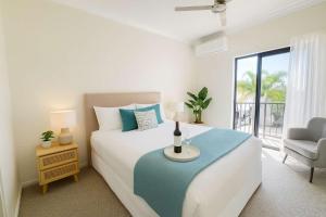 En eller flere senge i et værelse på Breakwater Marina Apartment with Pool & Parking in Townsville