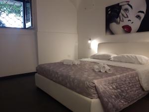 パレルモにあるA un passo dal Massimoのベッドルーム1室(ベッド1台、タオル2枚付)