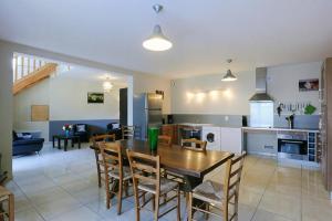 een keuken en eetkamer met een tafel en stoelen bij Cecile in Montgaillard