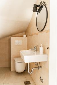 Koupelna v ubytování Beautiful Villa Torre II with whirlpool in Tar