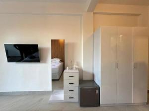 Et tv og/eller underholdning på Serene Sea View, A Tropical Boutique Hotel