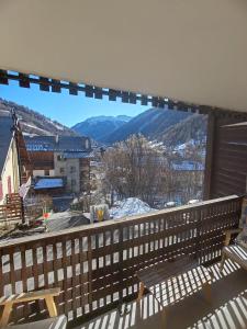 アブリエスにあるAppartement cozy - 4 à 6 personnesの山々の景色を望むバルコニー(ベンチ付)