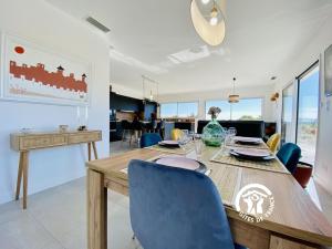 een eetkamer en woonkamer met een tafel en stoelen bij Le moulin de maquens in Carcassonne
