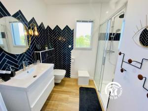 een badkamer met een wastafel, een toilet en een douche bij Le moulin de maquens in Carcassonne +41 foto's