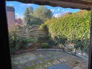 a view of a garden with a fence at Wohnung HaHü in Dangast