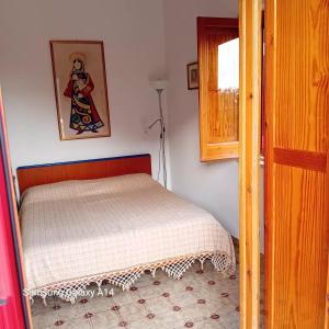 een kleine slaapkamer met een bed in een kamer bij Villa Armonia in Spigno Saturnia