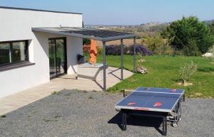 een tafeltennistafel in de achtertuin van een huis bij Le moulin de maquens in Carcassonne