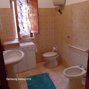 een badkamer met een wastafel en een toilet en een raam bij Villa Armonia in Spigno Saturnia +22 foto's