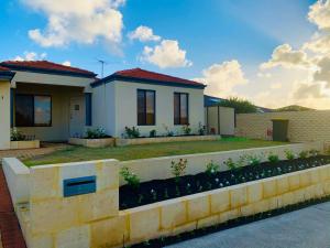 Newly Renovated Room,Bathroom and private Kitchen في Banjupp Station: منزل امامه سياج