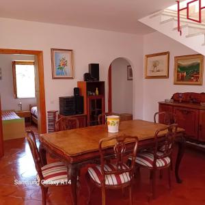 een eetkamer met een houten tafel en stoelen bij Villa Armonia in Spigno Saturnia