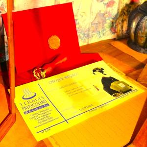 Una tarjeta amarilla encima de una mesa en A Casa do Aloumiño da Auga Mondariz VT-PO-00148 y SPA Prexigueiro Obsequio entrada por persona a circuito termal, en San Félix 114 fotos más