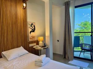 En eller flere senge i et værelse på Serene Sea View, A Tropical Boutique Hotel