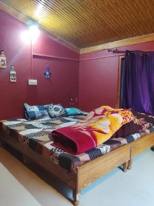 En eller flere senge i et værelse på Apple garden cafe and stay