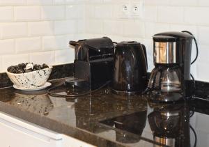 マラケシュにあるRiad Lilou Marrakechのキッチンカウンターの上のコーヒーメーカーとアフィーポット