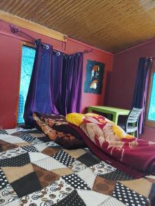 En eller flere senge i et værelse på Apple garden cafe and stay + 5 billeder