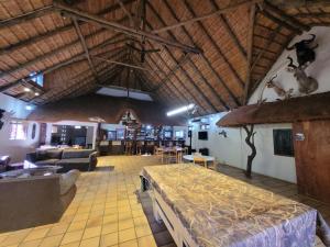 Гостиная зона в Lush Horizons Game Lodge