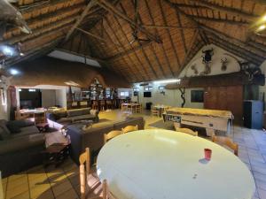 Гостиная зона в Lush Horizons Game Lodge +51 фотография