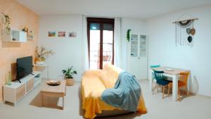 una sala de estar con un sofá y una mesa en Casa Mencía, en Plasencia