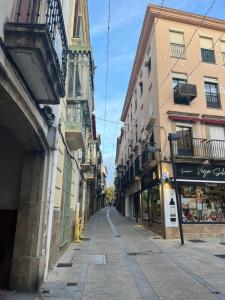 una calle vacía en una ciudad con edificios en Casa Mencía, en Plasencia