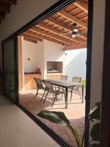 ein Esszimmer mit Tisch und Stühlen in einer Küche in der Unterkunft Farrell Jardin - Casco Historico in San Antonio de Areco