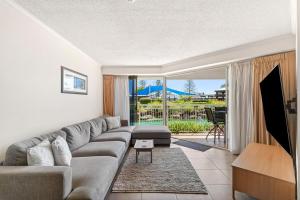 Μια τηλεόραση ή/και κέντρο ψυχαγωγίας στο Poolside Escape at Alexandra Headland