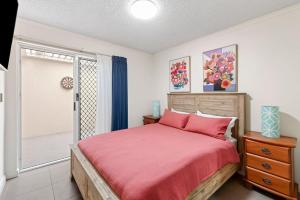 Ένα ή περισσότερα κρεβάτια σε δωμάτιο στο Poolside Escape at Alexandra Headland +11 φωτογραφίες