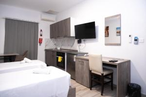 TV a/nebo společenská místnost v ubytování Napoli Suites Studios Aparthotel