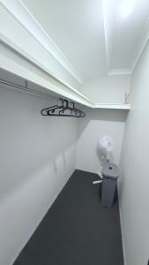 Newly Renovated Room,Bathroom and private Kitchen في Banjupp Station: غرفة بها مرحاض في غرفة بيضاء