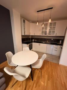 Kuchyň nebo kuchyňský kout v ubytování NAR Royalton Apartment #27