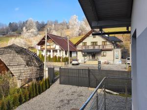 Котедж у Русина في Pilipets: منزل امامه سياج