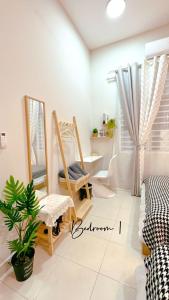 1 dormitorio con espejo, 1 cama y lavamanos en Grand Green Homestay Sungai Pelek Sepang, en Sungai Pelik