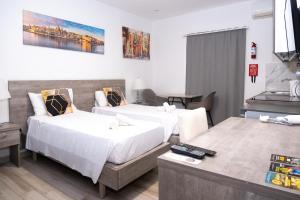 Postel nebo postele na pokoji v ubytování Napoli Suites Studios Aparthotel + 69 fotografií