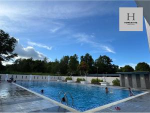 Бассейн в Homexuite Vacation at Utama South 3 или поблизости