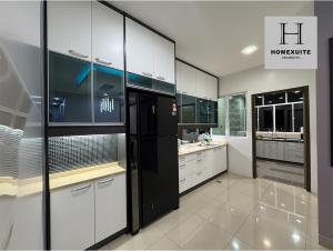 Кухня или мини-кухня в Homexuite Vacation at Utama South 3
