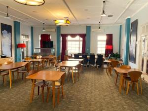 ein Esszimmer mit Tischen und Stühlen in der Unterkunft North Gregory Hotel in Winton