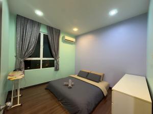 Кровать или кровати в номере Homexuite Vacation at Utama South 3 +19 фотографий