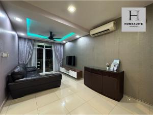 Телевизор и/или развлекательный центр в Homexuite Vacation at Utama South 3