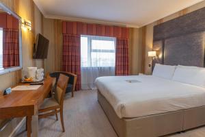 Ένα ή περισσότερα κρεβάτια σε δωμάτιο στο Best Western Aberavon Beach Hotel