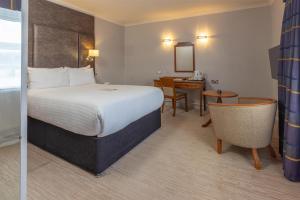 Ένα ή περισσότερα κρεβάτια σε δωμάτιο στο Best Western Aberavon Beach Hotel