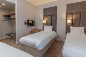 Ένα ή περισσότερα κρεβάτια σε δωμάτιο στο Best Western Aberavon Beach Hotel