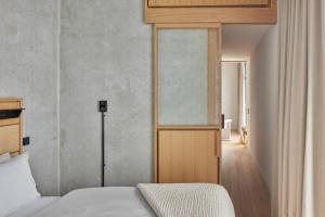 Ένα ή περισσότερα κρεβάτια σε δωμάτιο στο Locke at East Side Gallery