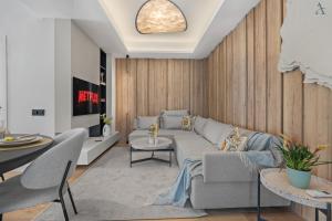 un soggiorno con un divano e un tavolo di DaVinci Smart Villa a Otopeni