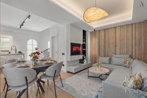 un soggiorno con un divano e un tavolo di DaVinci Smart Villa a Otopeni