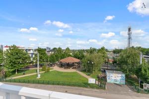 un parco con gazebo e parco giochi di DaVinci Smart Villa a Otopeni