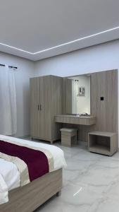 قصر الحياة للشقق المخدومة في القريّات: غرفة نوم بها سرير ومكتب ومغسلة