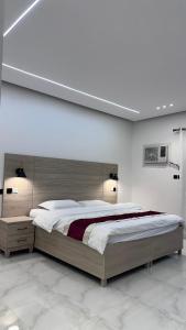 قصر الحياة للشقق المخدومة في القريّات: غرفة نوم بها سرير كبير في الغرفة