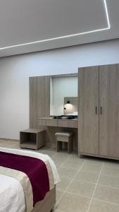 قصر الحياة للشقق المخدومة في القريّات: غرفة نوم بسرير ومكتب وخزانة