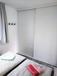 Giường trong phòng chung tại Slechtvalk 17