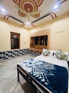 een slaapkamer met een bed in een kamer met een plafond bij Hostel Desert Routes in Jaisalmer